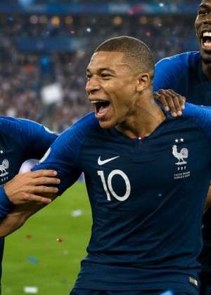 Mbappe şi Haaland, la braţ spre şaisprezecimi, natura şi-a făcut şi ea numărul